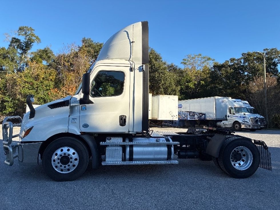 Day Cab Tractor-Heavy Duty Tractors-Freightliner-2020-T11642ST-Pensacola-FL-613,060\n\t\tmiles-$ 24,000 - Image 4