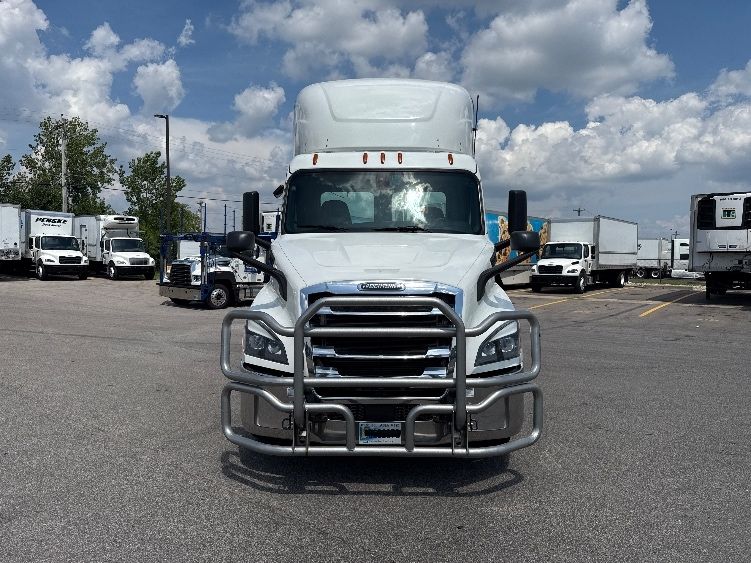 2020 Freightliner Cascadia 116" Day cab photo 2