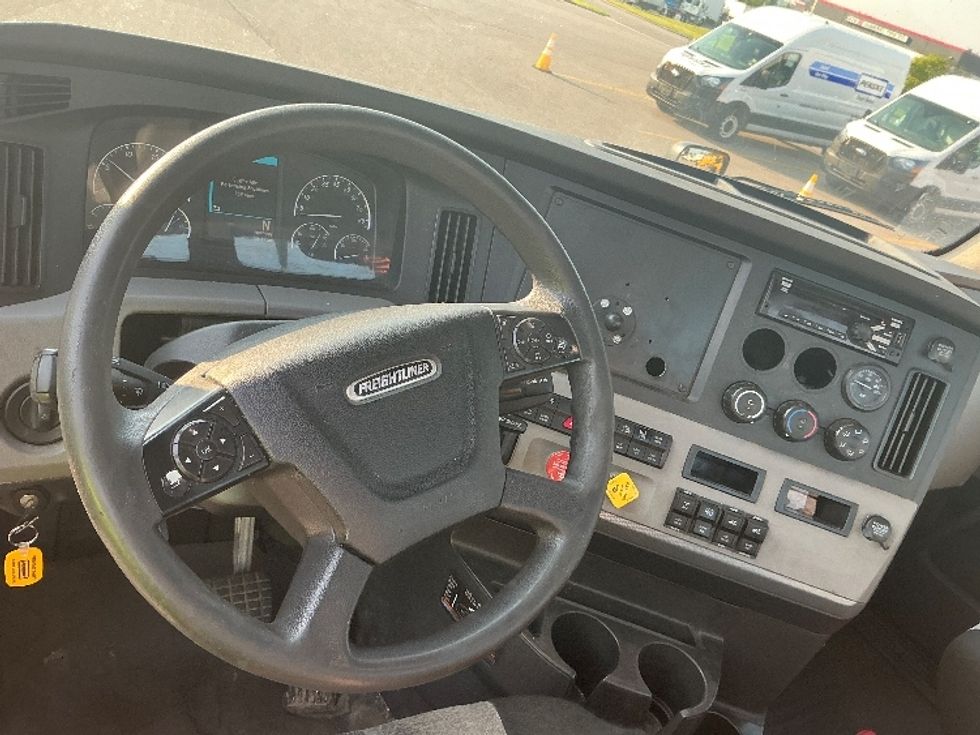 Day Cab Tractor-Heavy Duty Tractors-Freightliner-2020-T11642ST-Piqua-OH-579,879\n\t\tmiles-$ 26,000 - Image 11