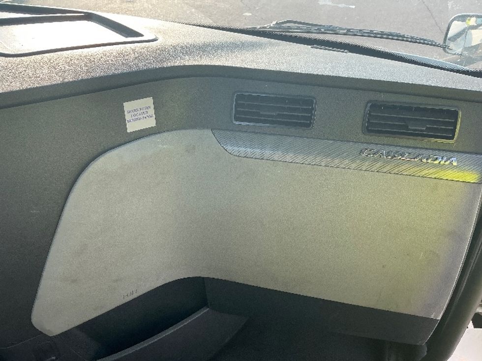 Day Cab Tractor-Heavy Duty Tractors-Freightliner-2020-T11642ST-Piqua-OH-579,879\n\t\tmiles-$ 26,000 - Image 13