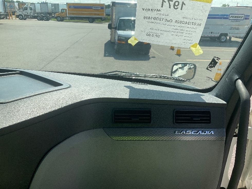 Day Cab Tractor-Heavy Duty Tractors-Freightliner-2020-T11642ST-Piqua-OH-580,069\n\t\tmiles-$ 26,000 - Image 13