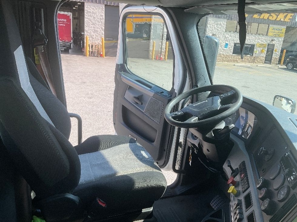 Day Cab Tractor-Heavy Duty Tractors-Freightliner-2020-T11642ST-Piqua-OH-580,069\n\t\tmiles-$ 26,000 - Image 14