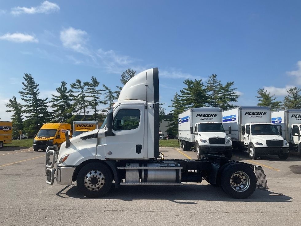 Day Cab Tractor-Heavy Duty Tractors-Freightliner-2020-T11642ST-Piqua-OH-580,069\n\t\tmiles-$ 26,000 - Image 4