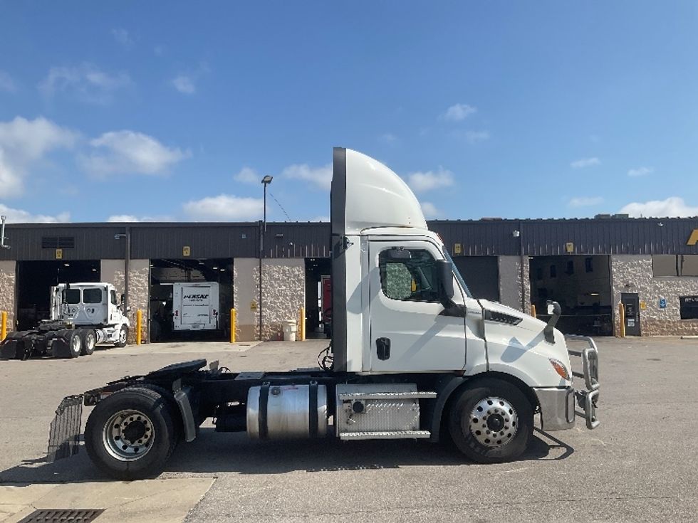 Day Cab Tractor-Heavy Duty Tractors-Freightliner-2020-T11642ST-Piqua-OH-580,069\n\t\tmiles-$ 26,000 - Image 8