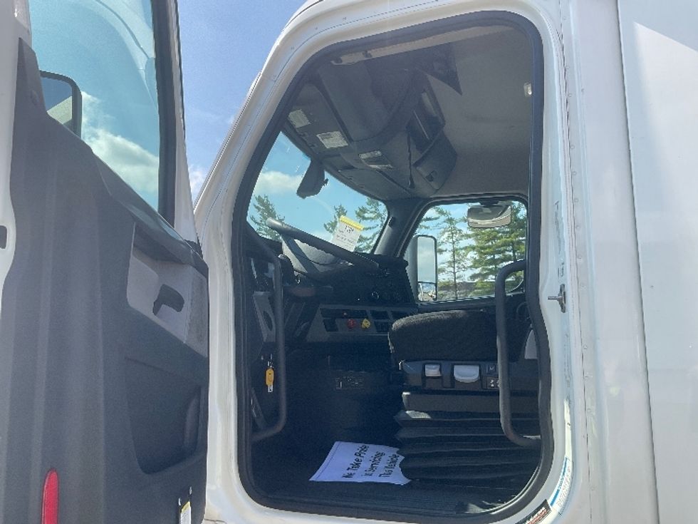 Day Cab Tractor-Heavy Duty Tractors-Freightliner-2020-T11642ST-Piqua-OH-580,069\n\t\tmiles-$ 26,000 - Image 9