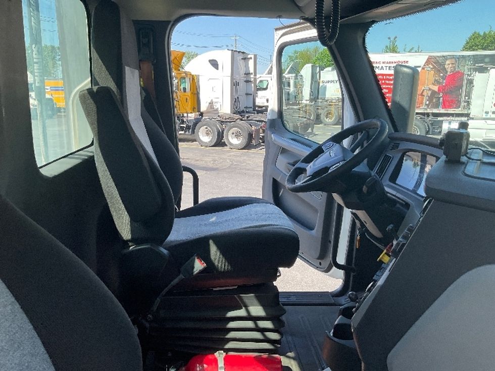 Day Cab Tractor-Heavy Duty Tractors-Freightliner-2020-T11642ST-Plymouth-MI-378,499\n\t\tmiles-$ 38,750 - Image 14