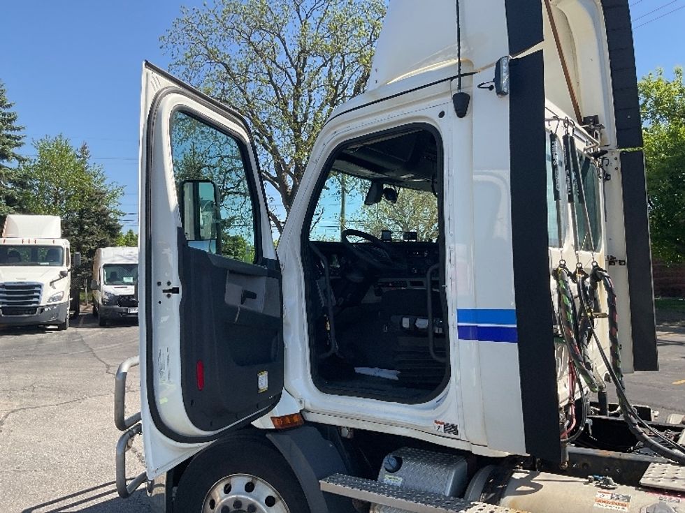 Day Cab Tractor-Heavy Duty Tractors-Freightliner-2020-T11642ST-Plymouth-MI-378,499\n\t\tmiles-$ 38,750 - Image 9