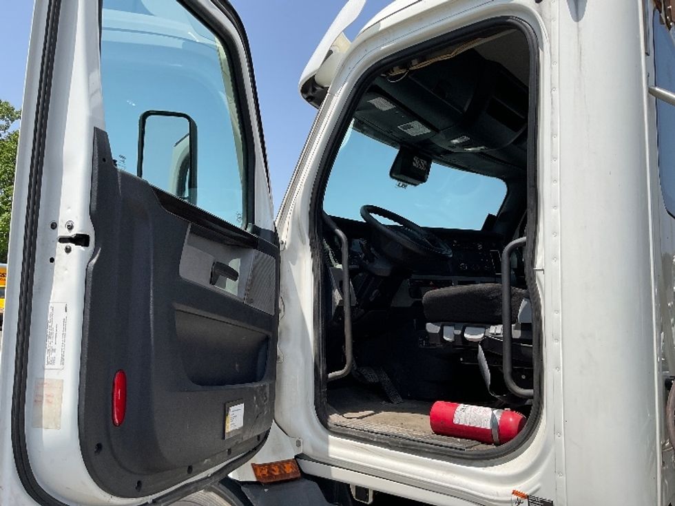 Day Cab Tractor-Heavy Duty Tractors-Freightliner-2020-T11642ST-Rochester-NY-259,459\n\t\tmiles-$ 45,000 - Image 9