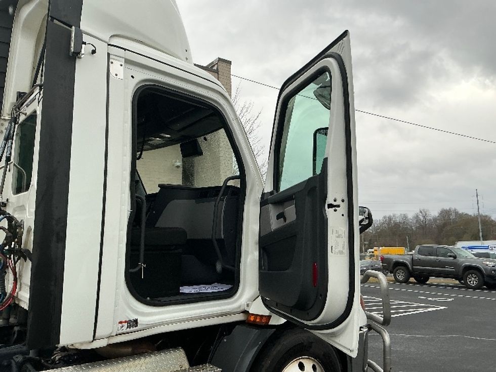 Day Cab Tractor-Heavy Duty Tractors-Freightliner-2020-T11642ST-Spartanburg-SC-392,224\n\t\tmiles-$ 40,750 - Image 12