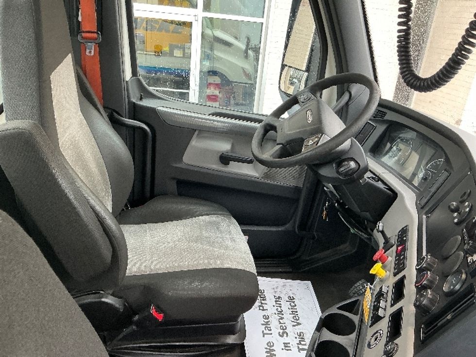 Day Cab Tractor-Heavy Duty Tractors-Freightliner-2020-T11642ST-Spartanburg-SC-392,224\n\t\tmiles-$ 40,750 - Image 14