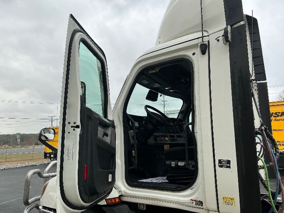 Day Cab Tractor-Heavy Duty Tractors-Freightliner-2020-T11642ST-Spartanburg-SC-392,224\n\t\tmiles-$ 40,750 - Image 9