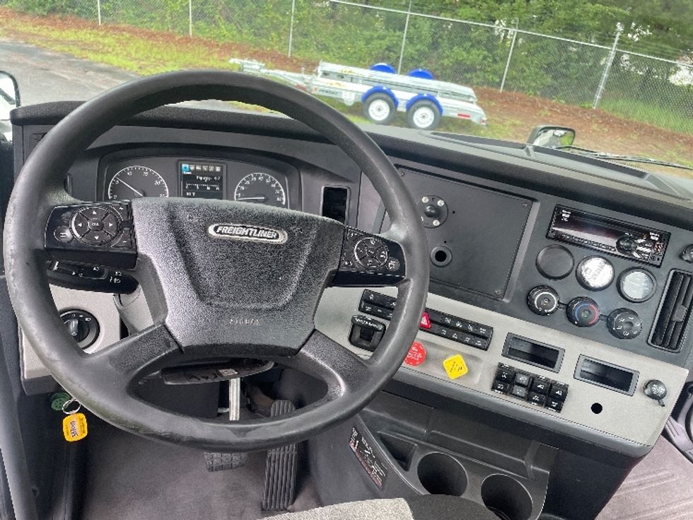 Day Cab Tractor-Heavy Duty Tractors-Freightliner-2020-T11642ST-Spartanburg-SC-449,000\n\t\tmiles-$ 40,000 - Image 11