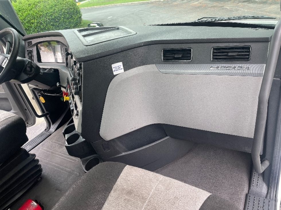 Day Cab Tractor-Heavy Duty Tractors-Freightliner-2020-T11642ST-Spartanburg-SC-449,000\n\t\tmiles-$ 40,000 - Image 13