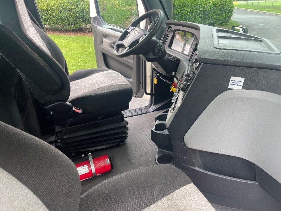 Day Cab Tractor-Heavy Duty Tractors-Freightliner-2020-T11642ST-Spartanburg-SC-449,000\n\t\tmiles-$ 40,000 - Image 14