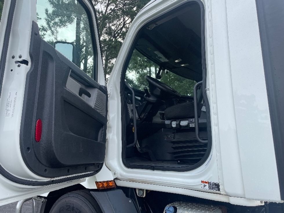 Day Cab Tractor-Heavy Duty Tractors-Freightliner-2020-T11642ST-Spartanburg-SC-449,000\n\t\tmiles-$ 40,000 - Image 9