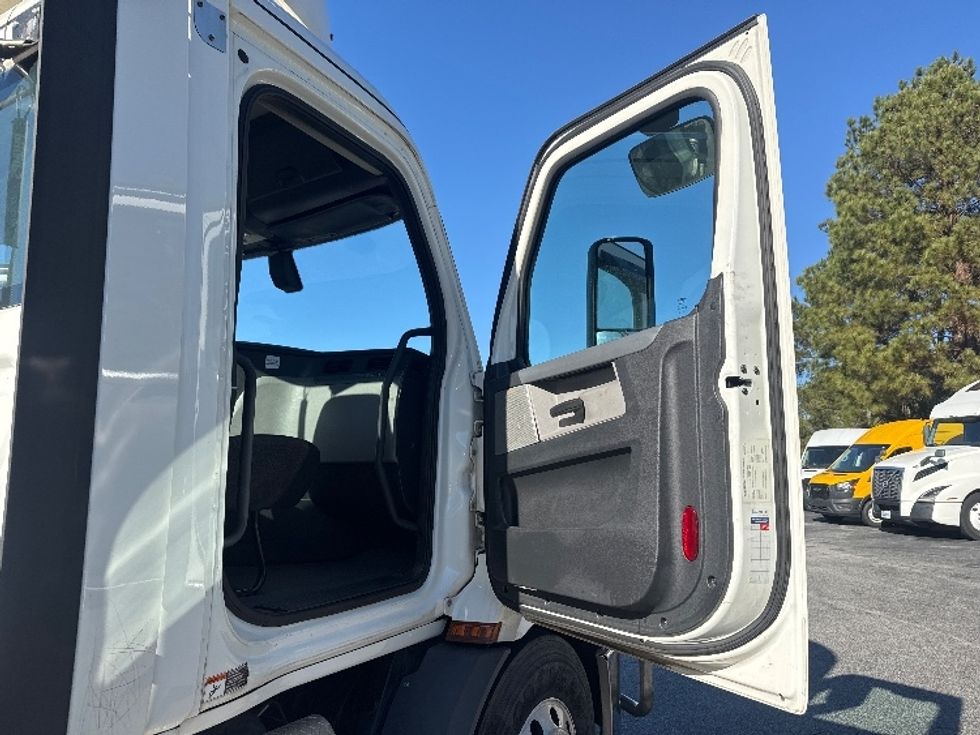 Day Cab Tractor-Heavy Duty Tractors-Freightliner-2020-T11642ST-Spartanburg-SC-471,572\n\t\tmiles-$ 35,250 - Image 12