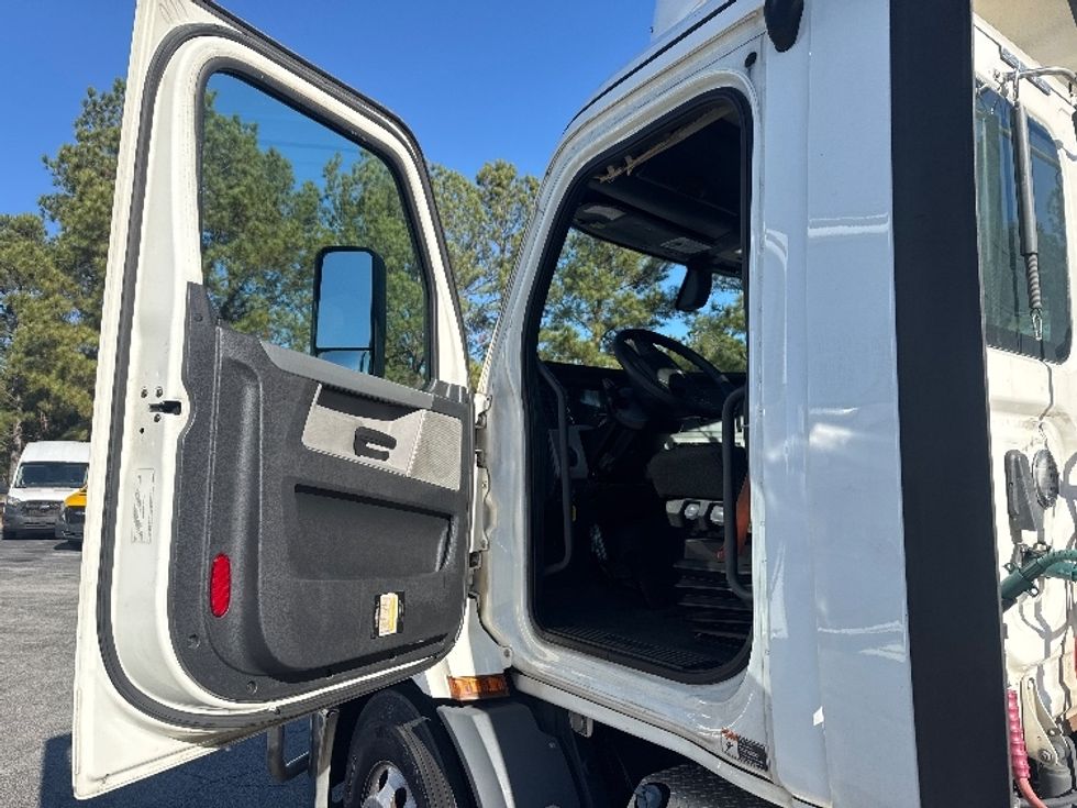 Day Cab Tractor-Heavy Duty Tractors-Freightliner-2020-T11642ST-Spartanburg-SC-471,572\n\t\tmiles-$ 35,250 - Image 9