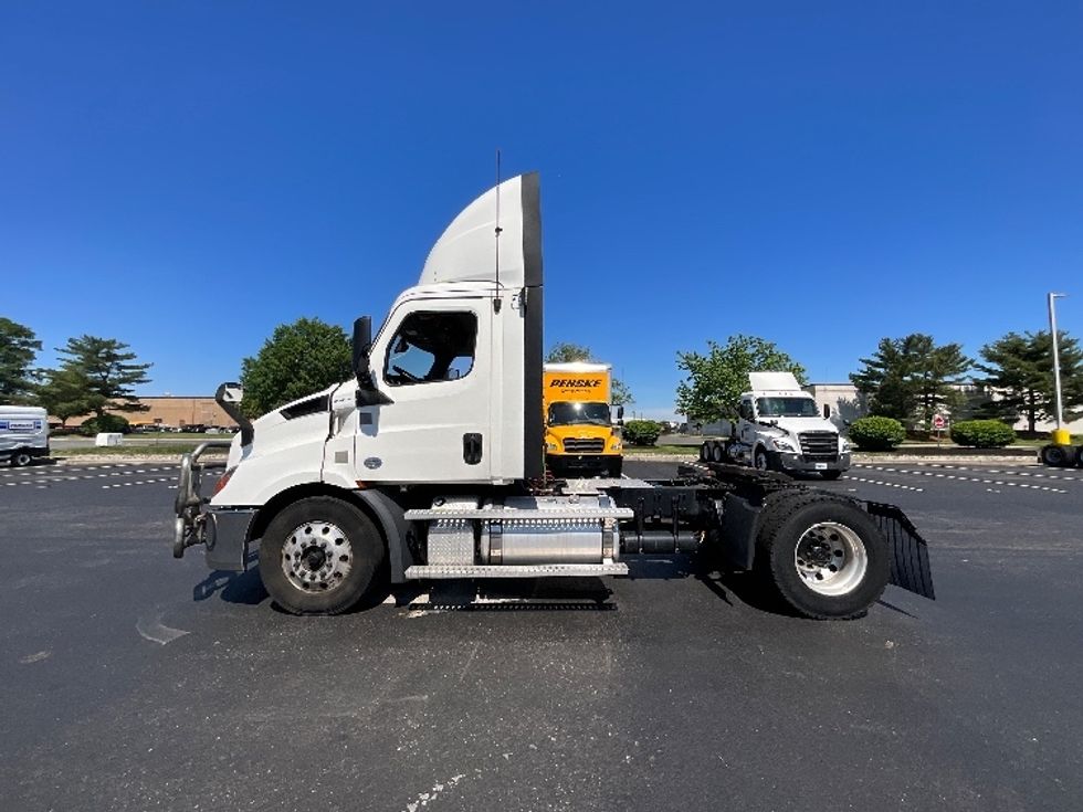 Day Cab Tractor-Heavy Duty Tractors-Freightliner-2020-T11642ST-Swedesboro-NJ-495,999\n\t\tmiles-$ 31,500 - Image 4