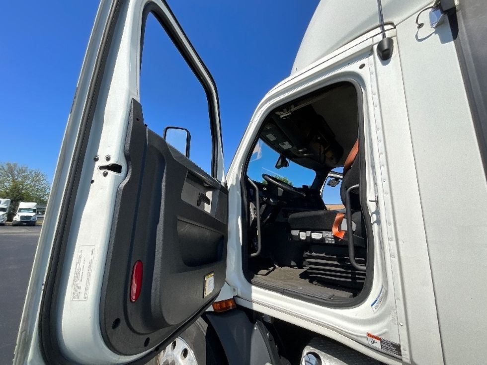 Day Cab Tractor-Heavy Duty Tractors-Freightliner-2020-T11642ST-Swedesboro-NJ-495,999\n\t\tmiles-$ 31,500 - Image 9