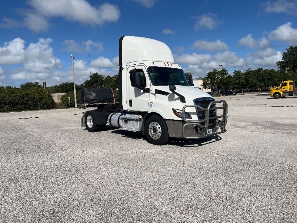 Day Cab Tractor-Heavy Duty Tractors-Freightliner-2020-T11642ST-Tampa-FL-528,366\n\t\tmiles-$ 30,750 - Image 1