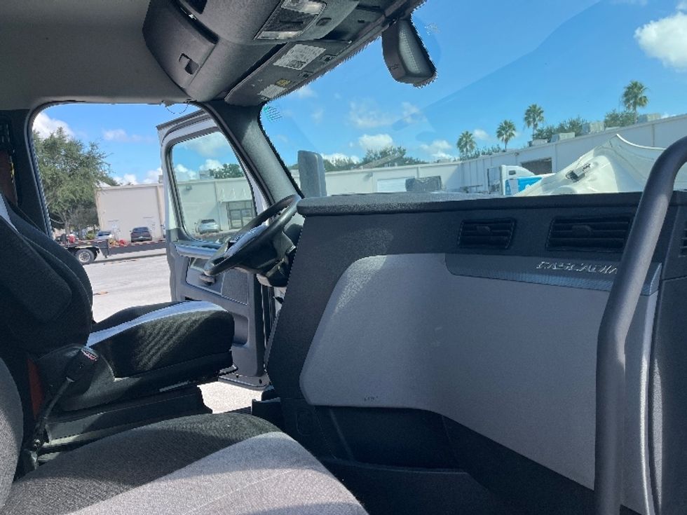 Day Cab Tractor-Heavy Duty Tractors-Freightliner-2020-T11642ST-Tampa-FL-528,366\n\t\tmiles-$ 30,750 - Image 14