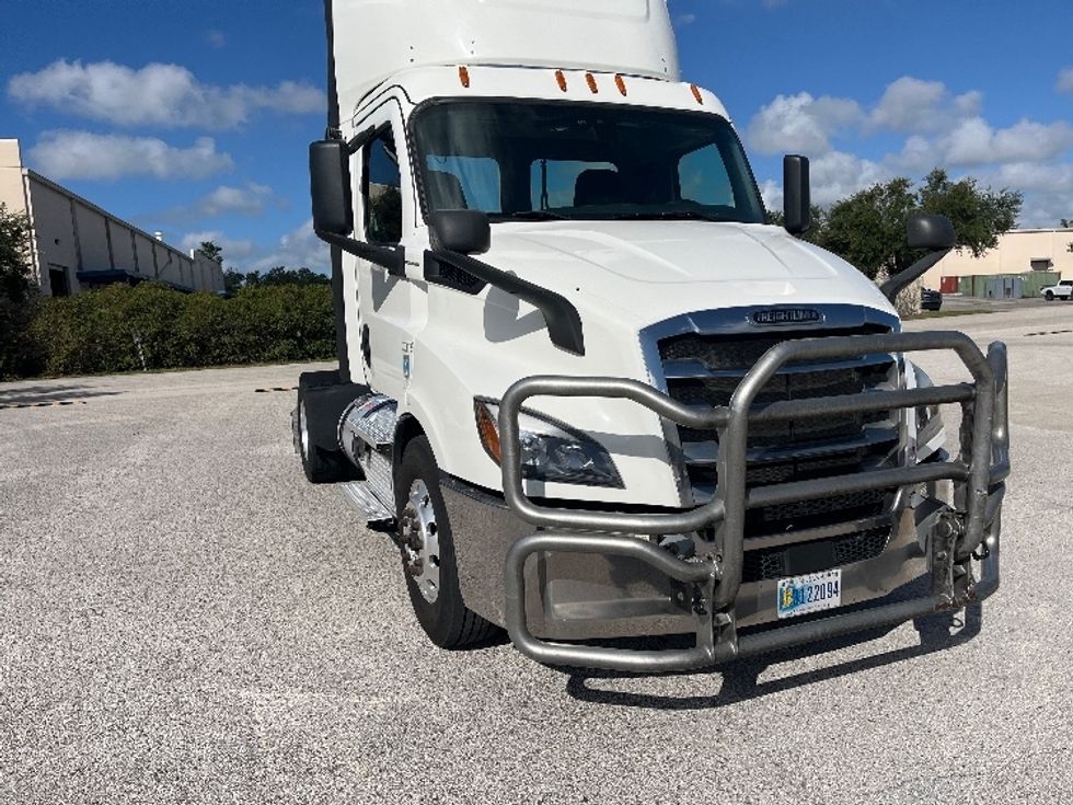 Day Cab Tractor-Heavy Duty Tractors-Freightliner-2020-T11642ST-Tampa-FL-528,366\n\t\tmiles-$ 30,750 - Image 18