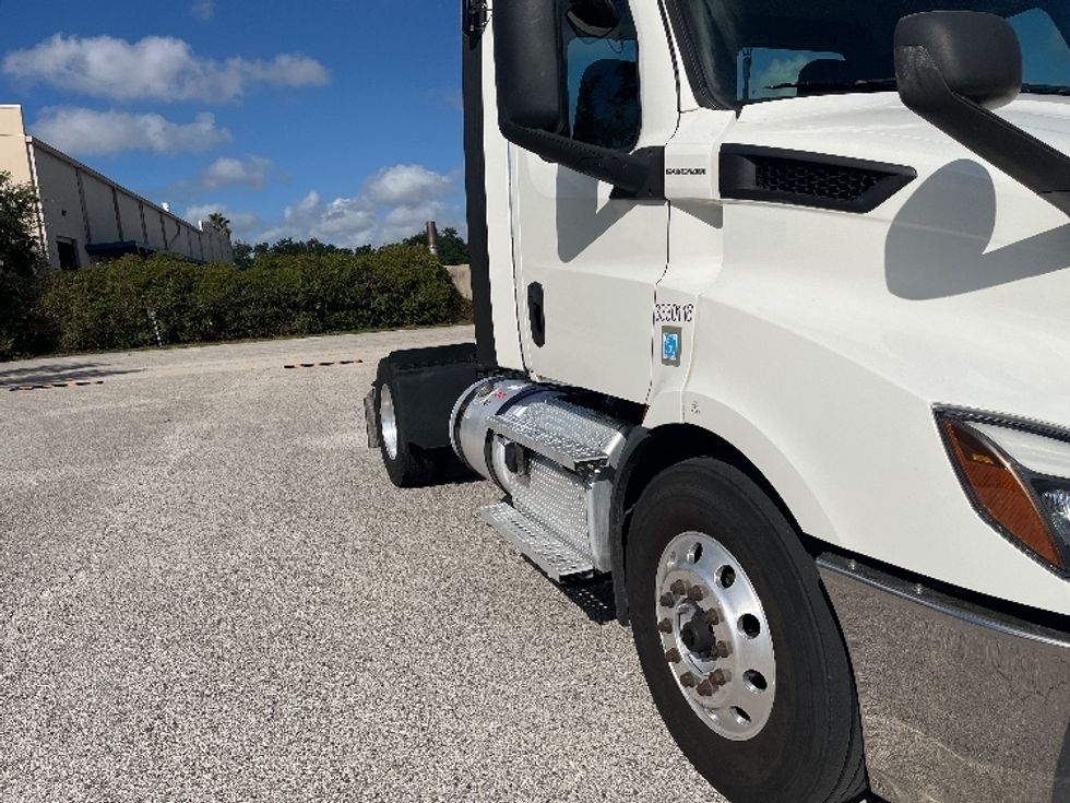 Day Cab Tractor-Heavy Duty Tractors-Freightliner-2020-T11642ST-Tampa-FL-528,366\n\t\tmiles-$ 30,750 - Image 19