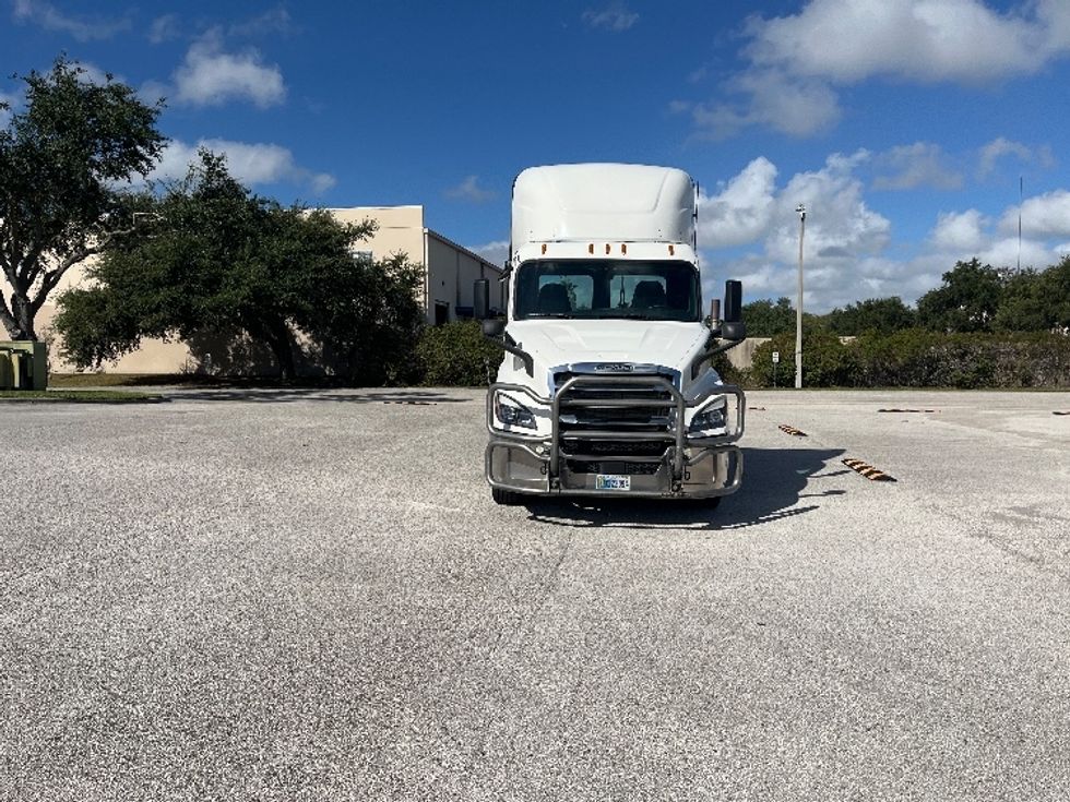 Day Cab Tractor-Heavy Duty Tractors-Freightliner-2020-T11642ST-Tampa-FL-528,366\n\t\tmiles-$ 30,750 - Image 2