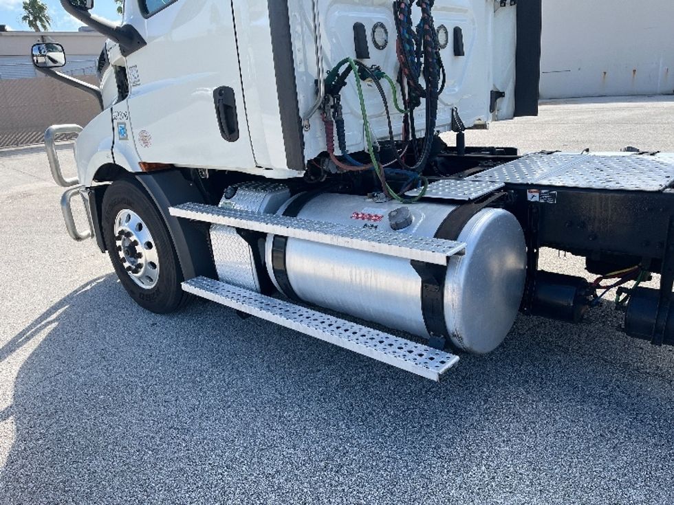 Day Cab Tractor-Heavy Duty Tractors-Freightliner-2020-T11642ST-Tampa-FL-528,366\n\t\tmiles-$ 30,750 - Image 23