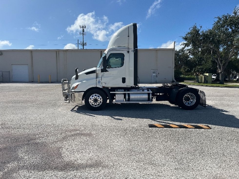 Day Cab Tractor-Heavy Duty Tractors-Freightliner-2020-T11642ST-Tampa-FL-528,366\n\t\tmiles-$ 30,750 - Image 4