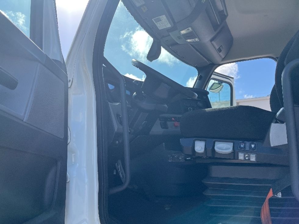 Day Cab Tractor-Heavy Duty Tractors-Freightliner-2020-T11642ST-Tampa-FL-528,366\n\t\tmiles-$ 30,750 - Image 9