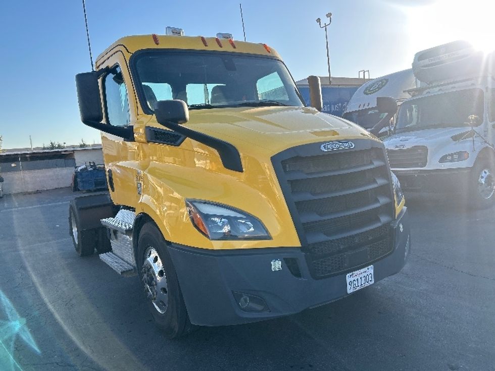 Day Cab Tractor-Heavy Duty Tractors-Freightliner-2020-T11642ST-Torrance-CA-402,341\n\t\tmiles-$ 36,500 - Image 1