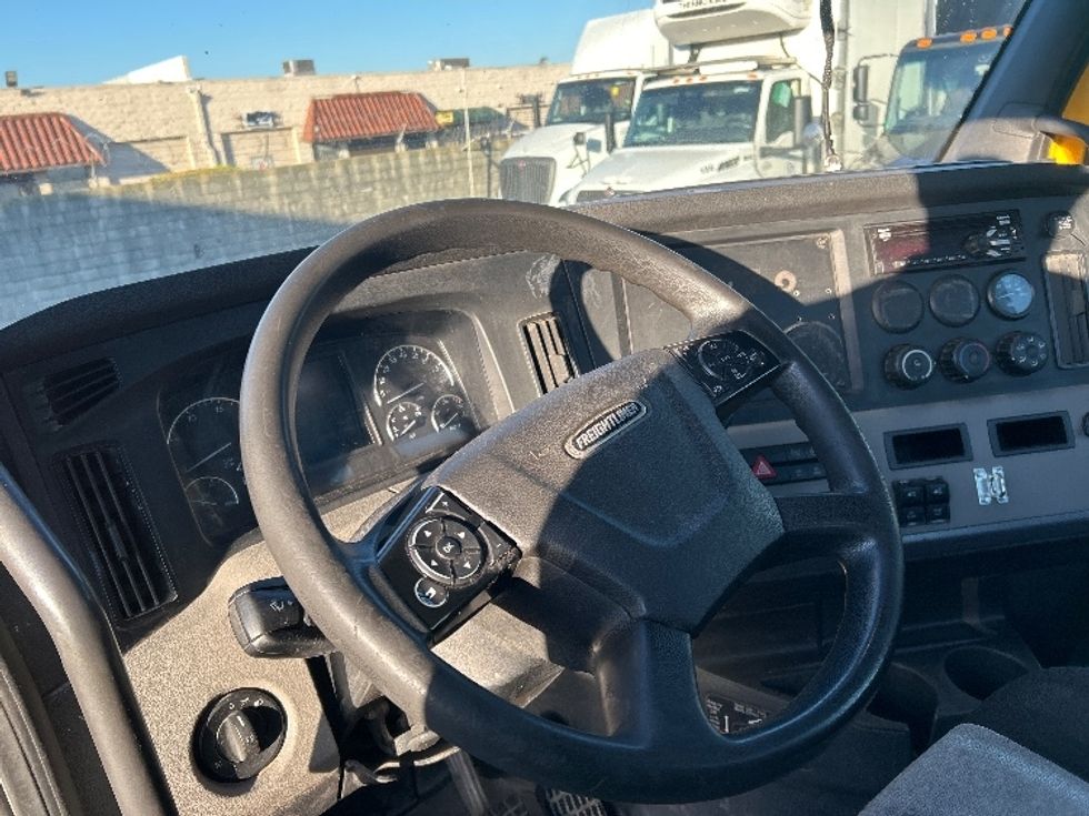 Day Cab Tractor-Heavy Duty Tractors-Freightliner-2020-T11642ST-Torrance-CA-402,341\n\t\tmiles-$ 36,500 - Image 10