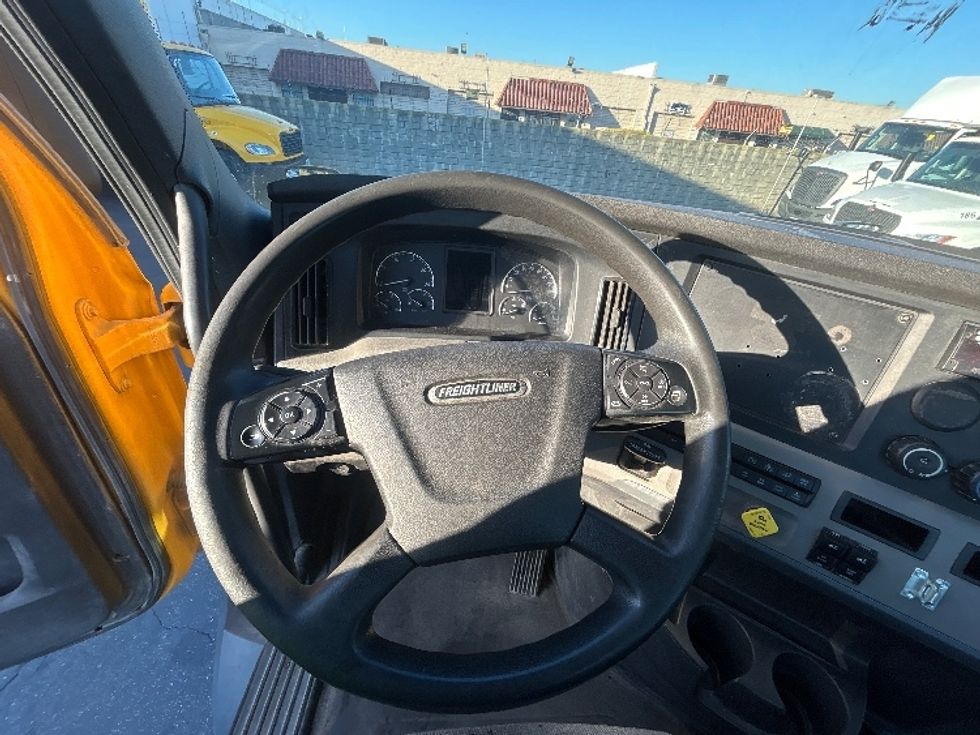 Day Cab Tractor-Heavy Duty Tractors-Freightliner-2020-T11642ST-Torrance-CA-402,341\n\t\tmiles-$ 36,500 - Image 11