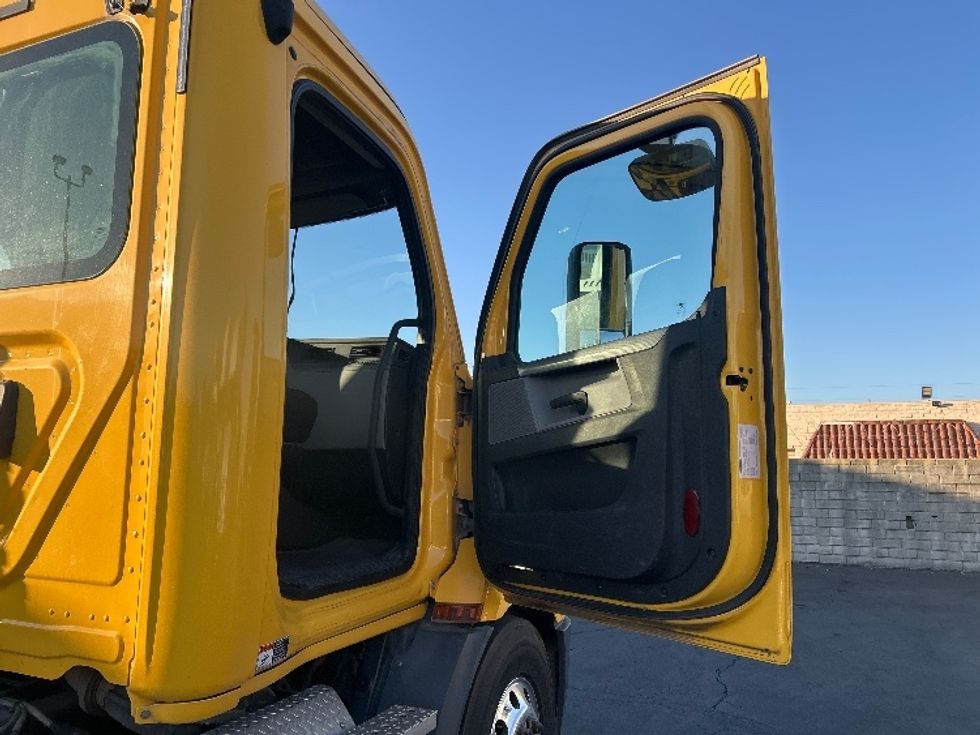 Day Cab Tractor-Heavy Duty Tractors-Freightliner-2020-T11642ST-Torrance-CA-402,341\n\t\tmiles-$ 36,500 - Image 12