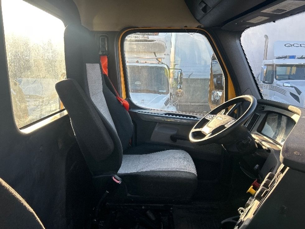 Day Cab Tractor-Heavy Duty Tractors-Freightliner-2020-T11642ST-Torrance-CA-402,341\n\t\tmiles-$ 36,500 - Image 14