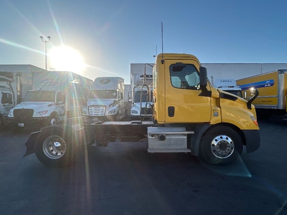 Day Cab Tractor-Heavy Duty Tractors-Freightliner-2020-T11642ST-Torrance-CA-402,341\n\t\tmiles-$ 36,500 - Image 8