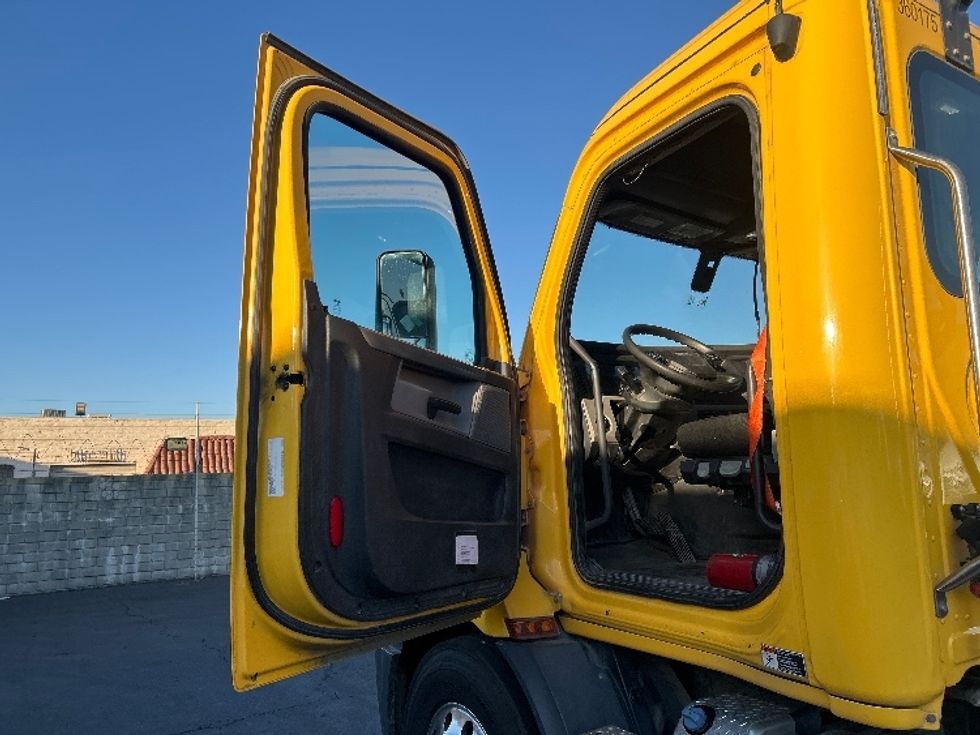 Day Cab Tractor-Heavy Duty Tractors-Freightliner-2020-T11642ST-Torrance-CA-402,341\n\t\tmiles-$ 36,500 - Image 9