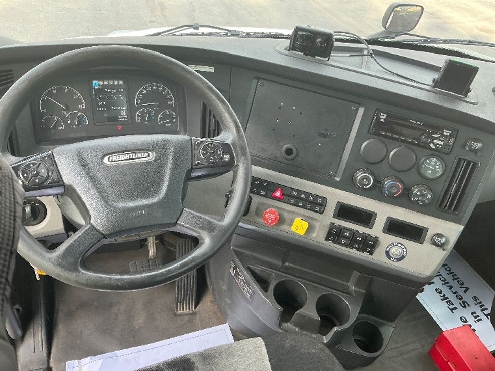 Day Cab Tractor-Heavy Duty Tractors-Freightliner-2020-T11642ST-Tulsa-OK-703,113\n\t\tmiles-$ 24,000 - Image 11