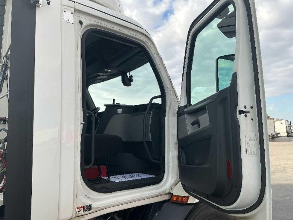 Day Cab Tractor-Heavy Duty Tractors-Freightliner-2020-T11642ST-Tulsa-OK-703,113\n\t\tmiles-$ 24,000 - Image 12