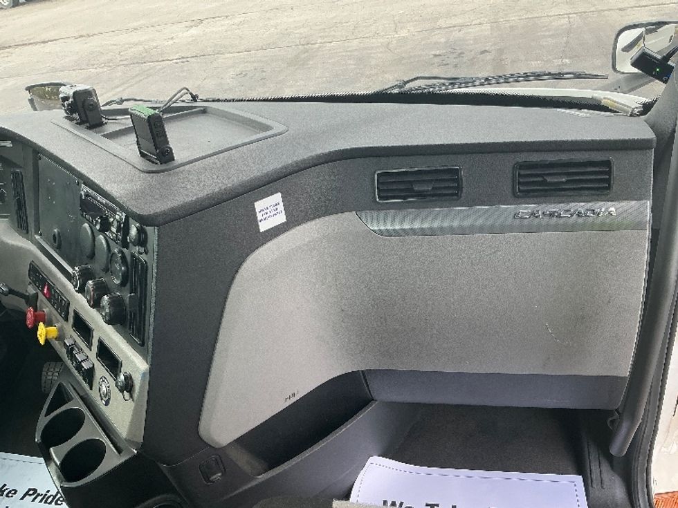 Day Cab Tractor-Heavy Duty Tractors-Freightliner-2020-T11642ST-Tulsa-OK-703,113\n\t\tmiles-$ 24,000 - Image 13