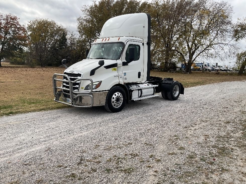 Day Cab Tractor-Heavy Duty Tractors-Freightliner-2020-T11642ST-Tulsa-OK-703,113\n\t\tmiles-$ 24,000 - Image 3