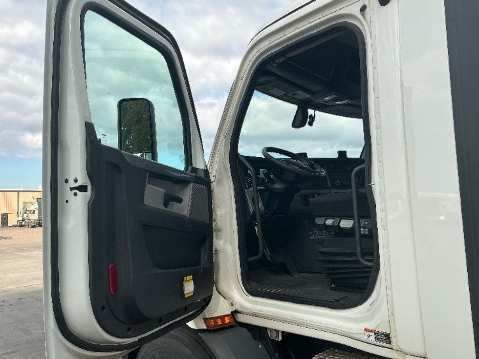 Day Cab Tractor-Heavy Duty Tractors-Freightliner-2020-T11642ST-Tulsa-OK-703,113\n\t\tmiles-$ 24,000 - Image 9