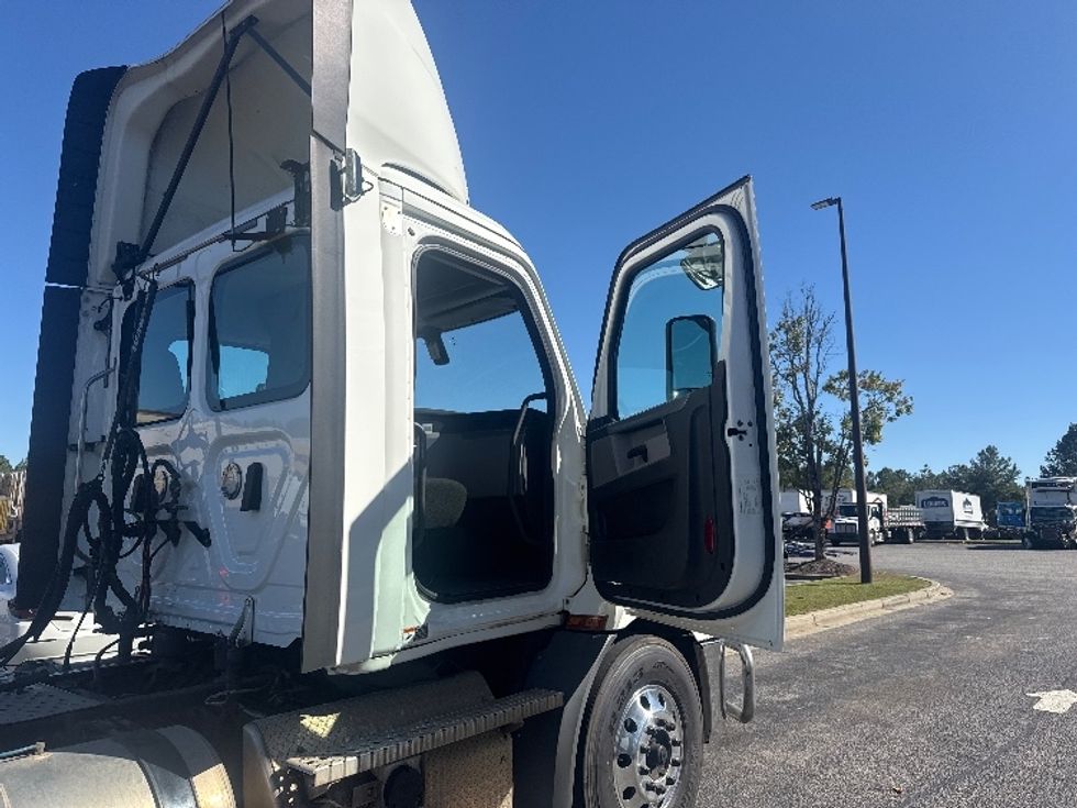 Day Cab Tractor-Heavy Duty Tractors-Freightliner-2020-T11642ST-West Columbia-SC-490,412\n\t\tmiles-$ 33,750 - Image 12