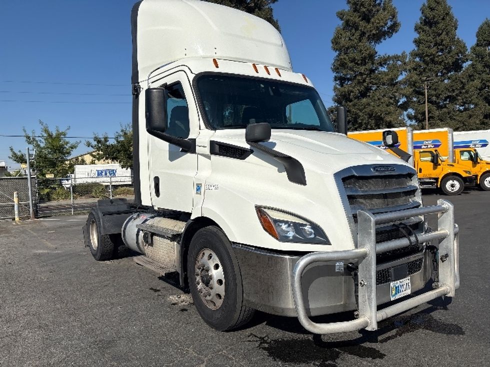 Day Cab Tractor-Heavy Duty Tractors-Freightliner-2020-T11642ST-West Sacramento-CA-440,457\n\t\tmiles-$ 44,250 - Image 1