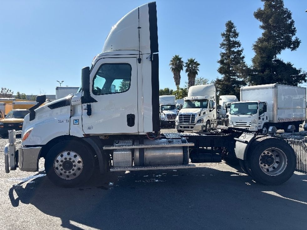 Day Cab Tractor-Heavy Duty Tractors-Freightliner-2020-T11642ST-West Sacramento-CA-440,457\n\t\tmiles-$ 44,250 - Image 4