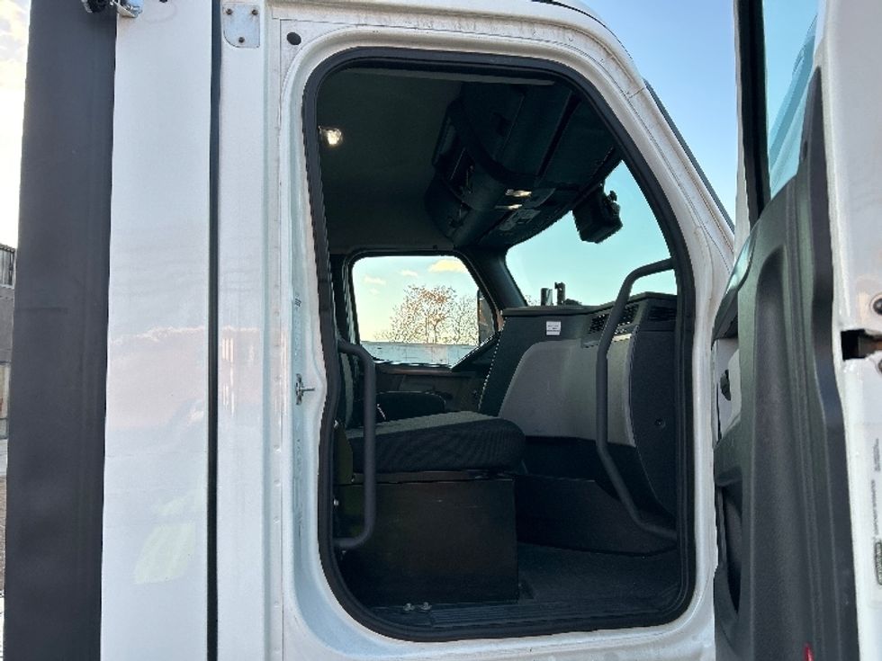 Day Cab Tractor-Heavy Duty Tractors-Freightliner-2020-T11662ST-Albany-NY-627,383\n\t\tmiles-$ 30,500 - Image 12