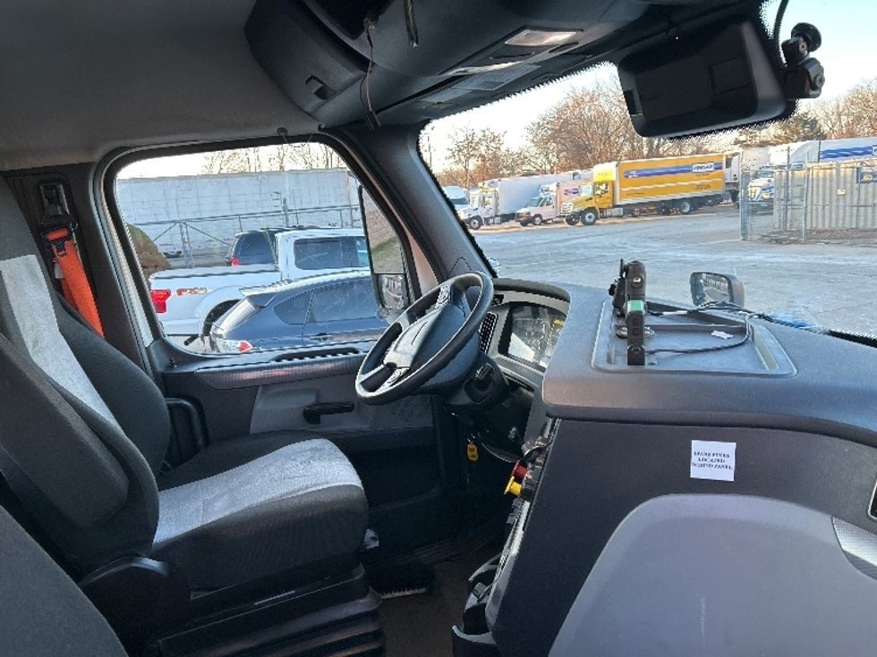 Day Cab Tractor-Heavy Duty Tractors-Freightliner-2020-T11662ST-Albany-NY-627,383\n\t\tmiles-$ 30,500 - Image 14