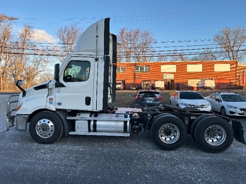 Day Cab Tractor-Heavy Duty Tractors-Freightliner-2020-T11662ST-Albany-NY-627,383\n\t\tmiles-$ 30,500 - Image 4