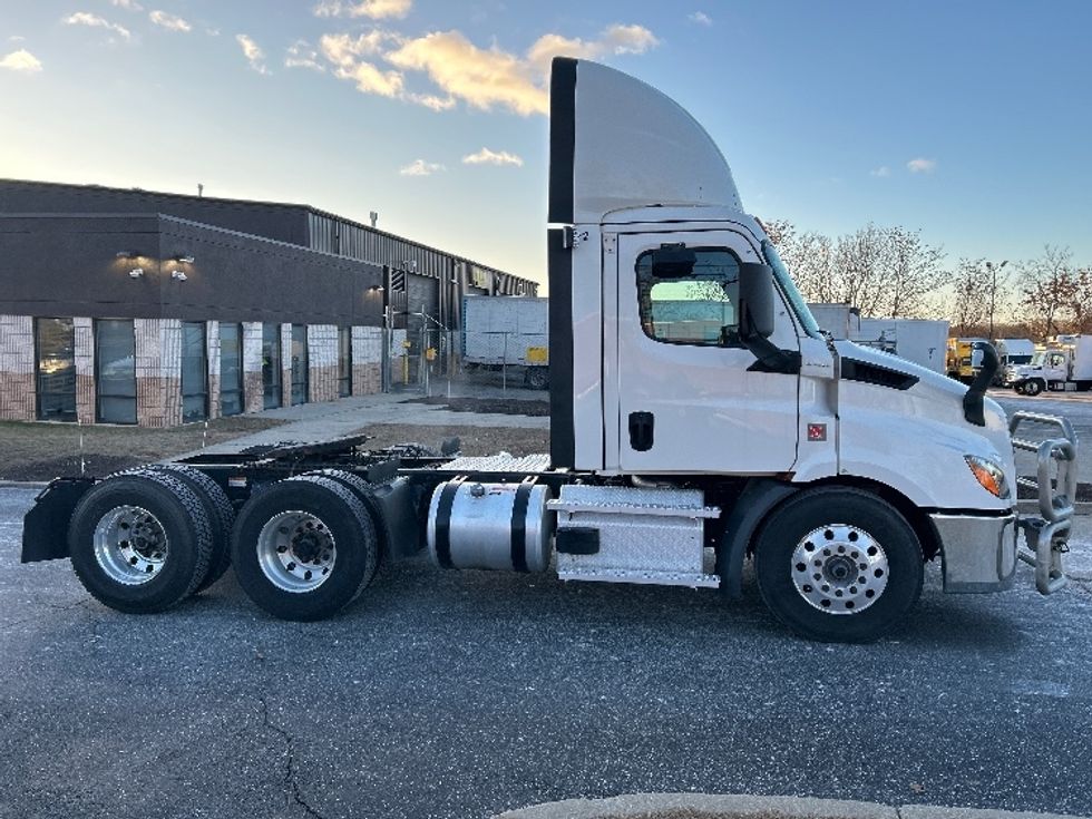 Day Cab Tractor-Heavy Duty Tractors-Freightliner-2020-T11662ST-Albany-NY-627,383\n\t\tmiles-$ 30,500 - Image 8